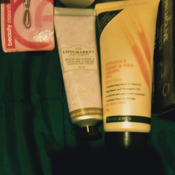 Bulk beauty-skin/suncare/ mask/👌 creams/🧼etc. All🆕MUST GO asap !;) - Picture 10 of 11